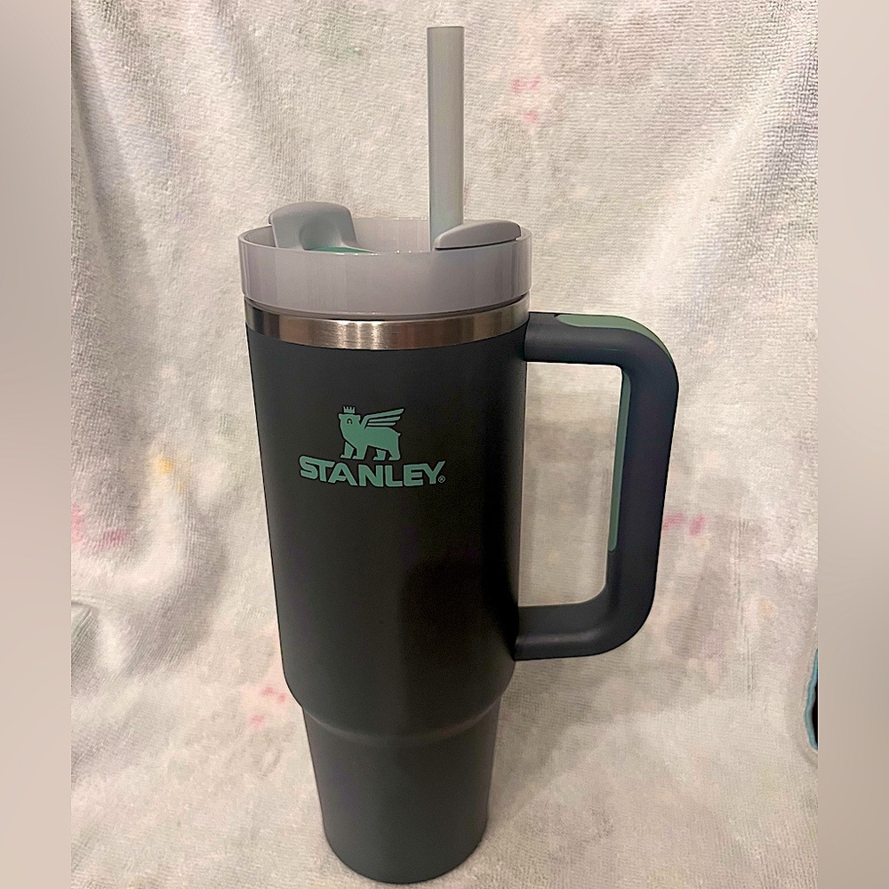 Stanley tumbler. 30 oz. Very gently used. I really preferred the Amazon version.
